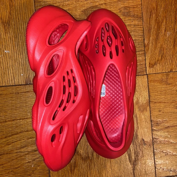 Yeezy Foam Runner “Vermilion” - Picture 2 of 6
